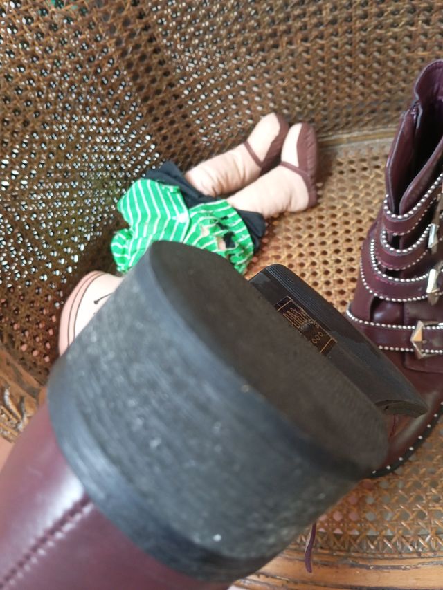 Botas mujer burdeos con tachuelas