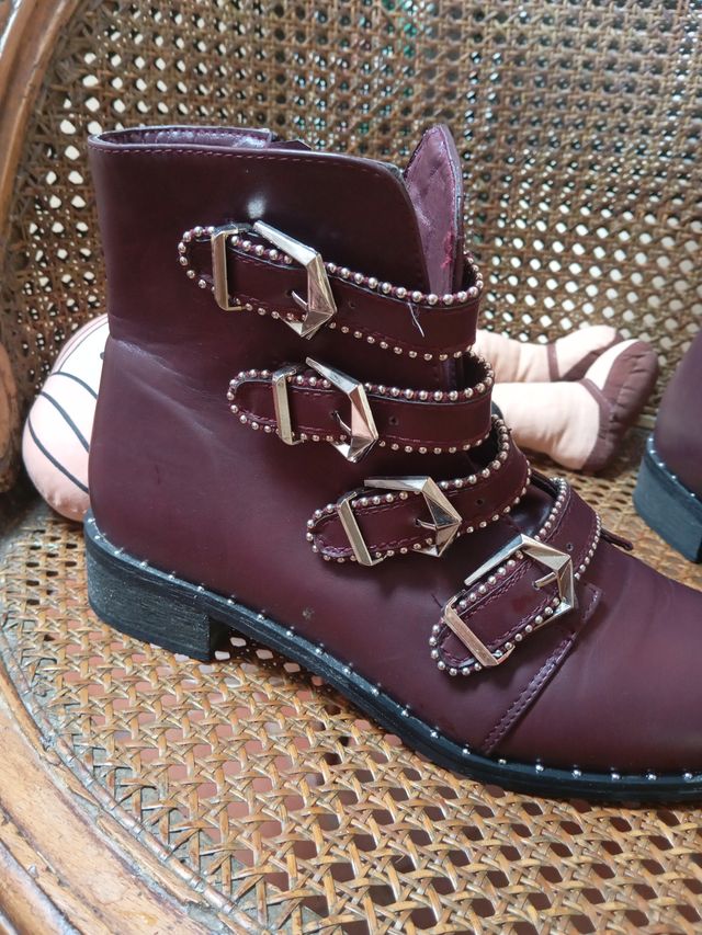Botas mujer burdeos con tachuelas