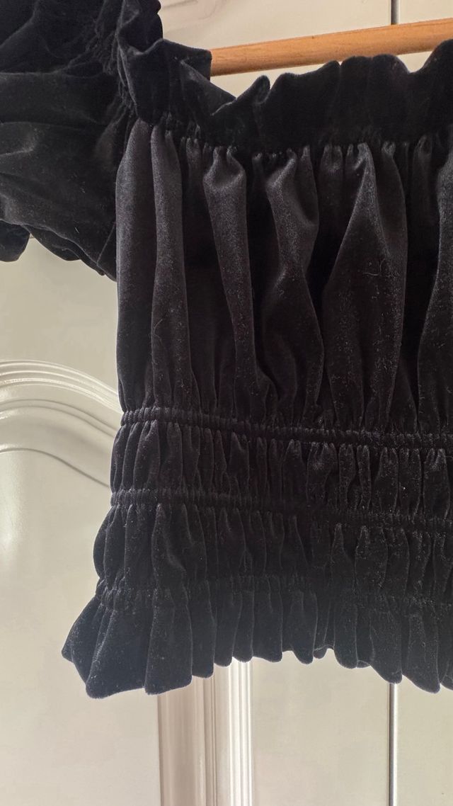 Top corto terciopelo negro