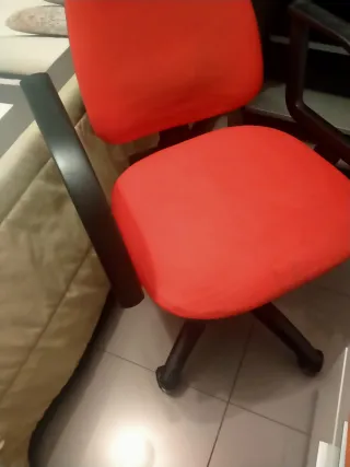 Silla de escritorio roja y negra