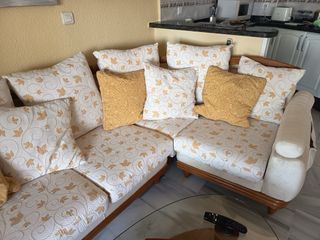 Sofá modular beige y amarillo + mesa