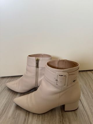 Botines elegantes color crema
 con cremallera