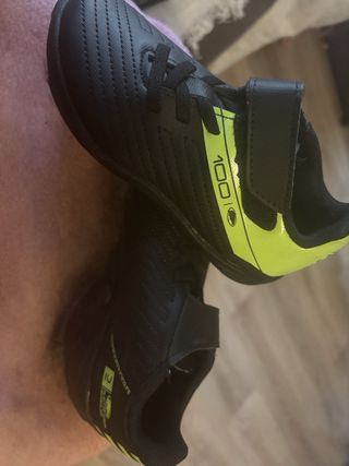 Botas de fútbol niño negras y neón