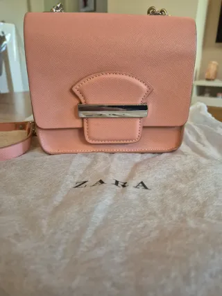 Bolso pequeño rosa Zara, tipo bandolera. 