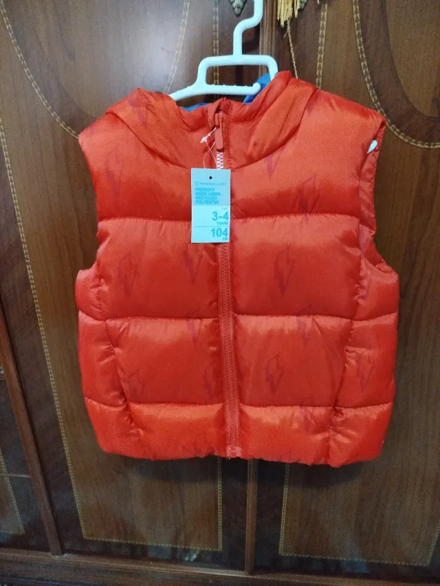 Chaleco naranja con capucha