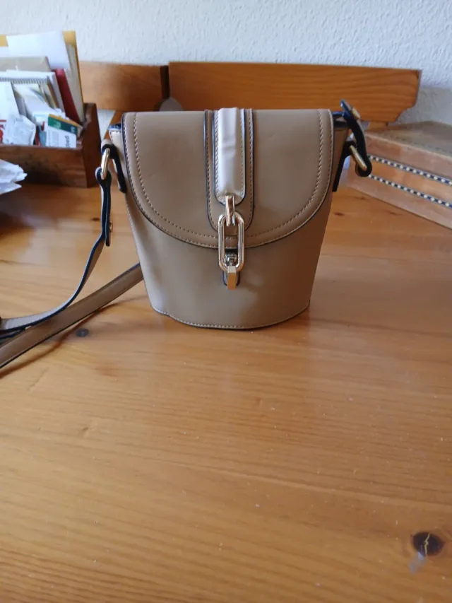 Bolso de hombro marrón y beige