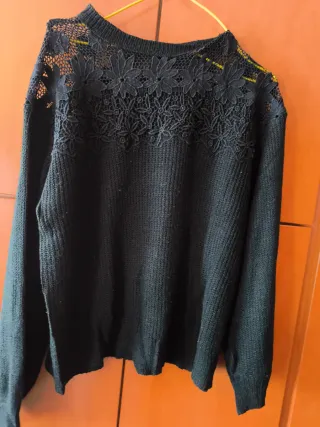 Jersey negro con encaje floral