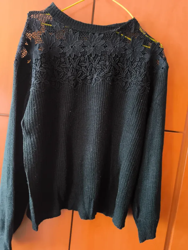 Jersey negro con encaje floral