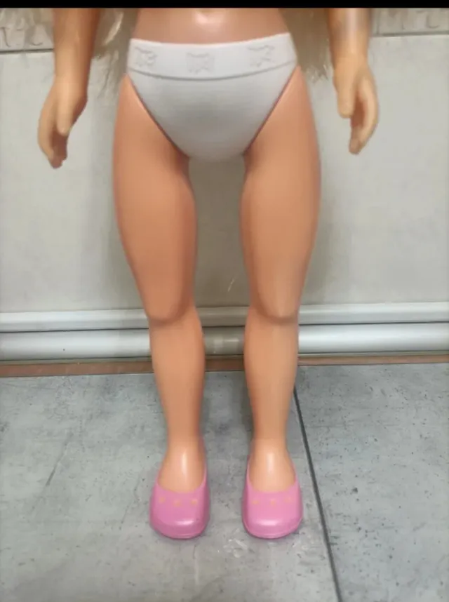 Muñeca Barbie rubia.
