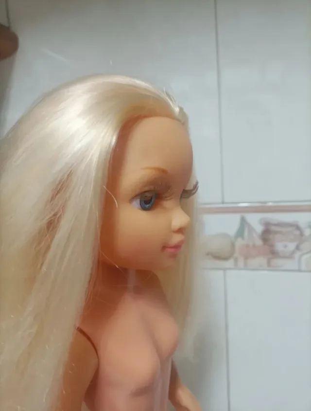 Muñeca Barbie rubia.