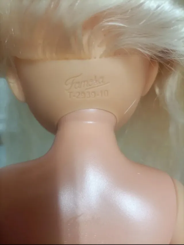 Muñeca Barbie rubia.