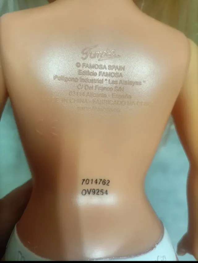 Muñeca Barbie rubia.