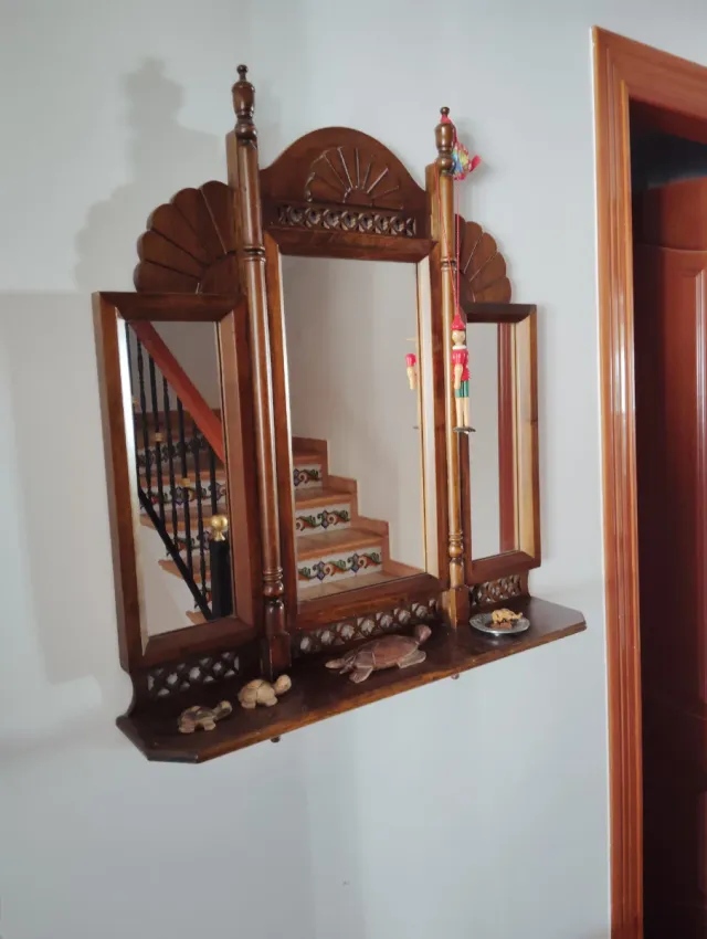 Espejo de madera con adornos