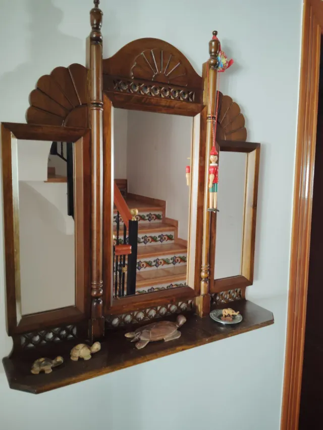 Espejo de madera con adornos