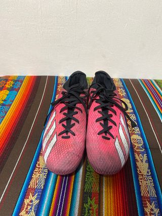 Botas de fútbol Adidas rosas y blancas