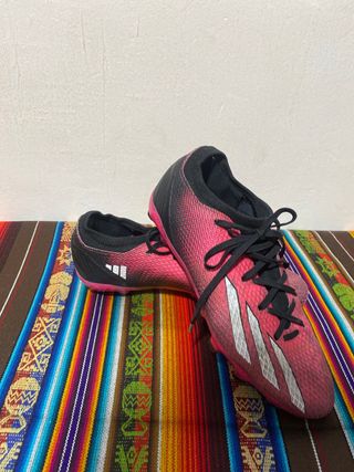 Botas de fútbol Adidas rosas y blancas