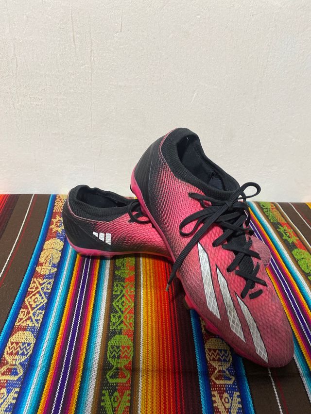 Botas de fútbol Adidas rosas y blancas