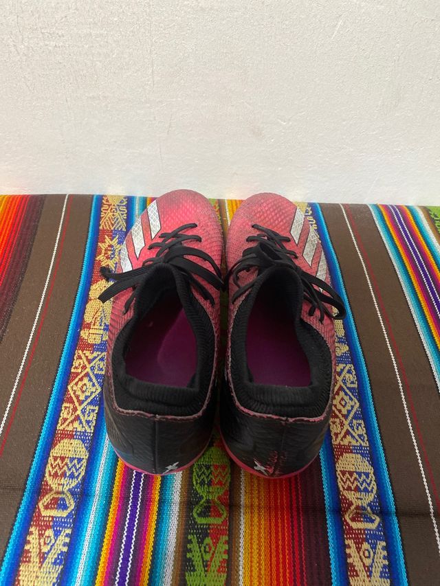 Botas de fútbol Adidas rosas y blancas