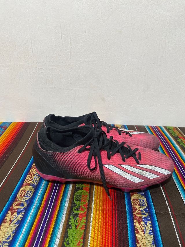 Botas de fútbol Adidas rosas y blancas