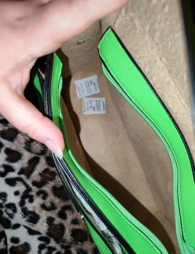 Bolso verde neón nuevo sin usar