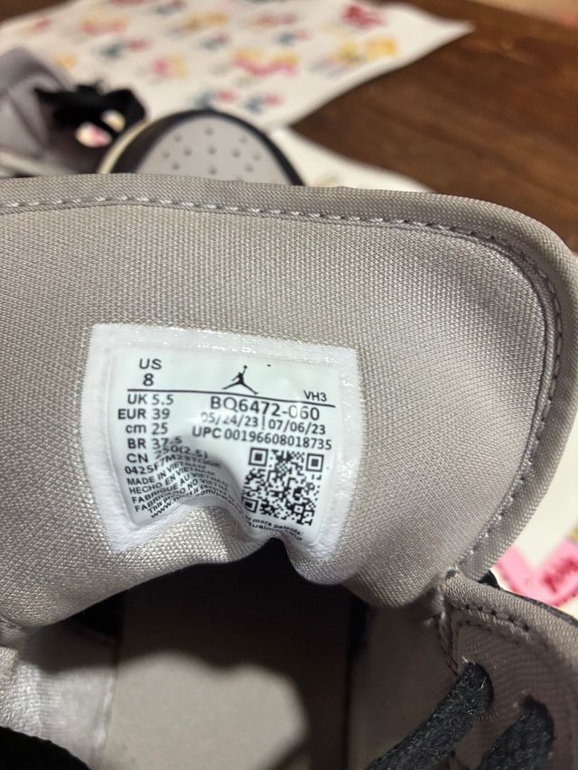 Air Jordan 1 Mid Negro Gris Rojo