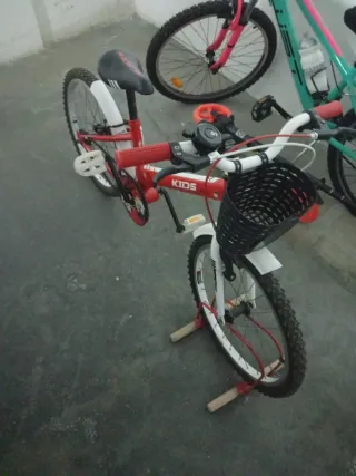 Bicicleta infantil con cesta