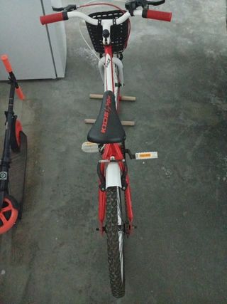 Bicicleta infantil con cesta