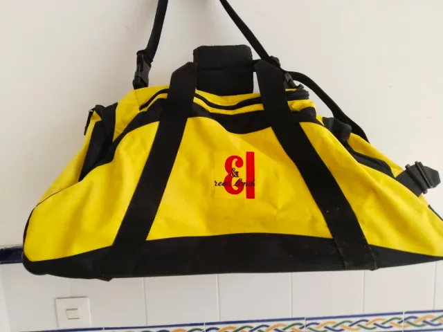 Macuto de viaje amarillo y negro