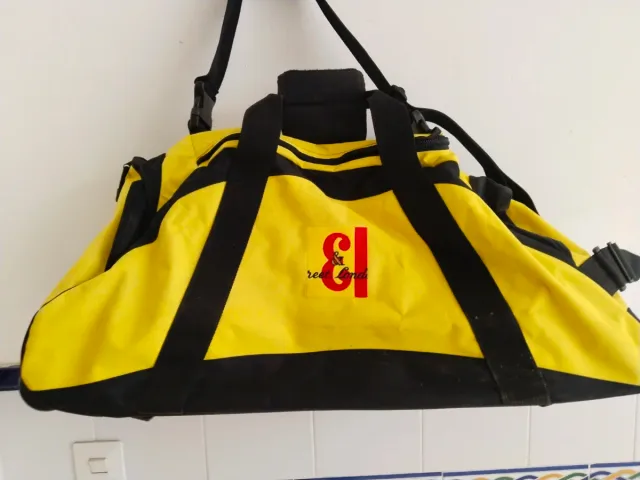 Macuto de viaje amarillo y negro