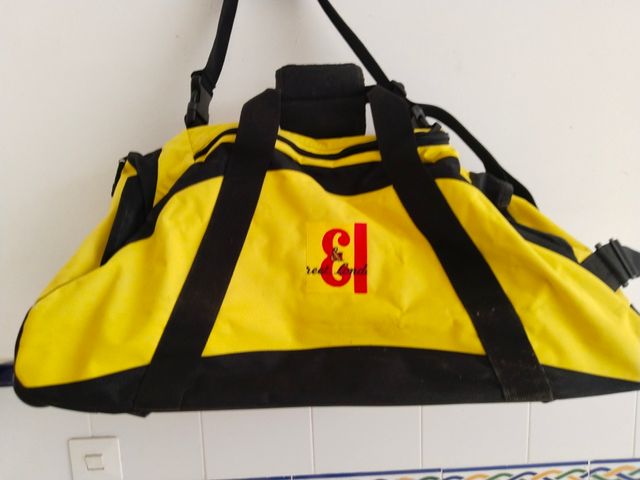 Macuto de viaje amarillo y negro