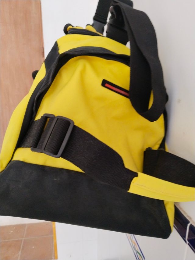 Macuto de viaje amarillo y negro