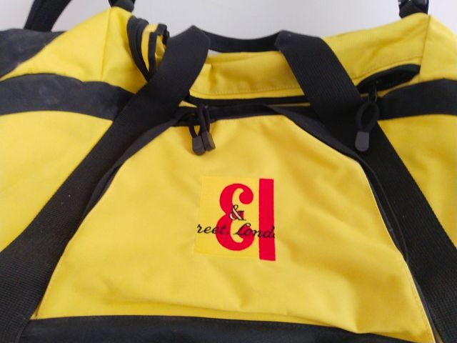 Macuto de viaje amarillo y negro