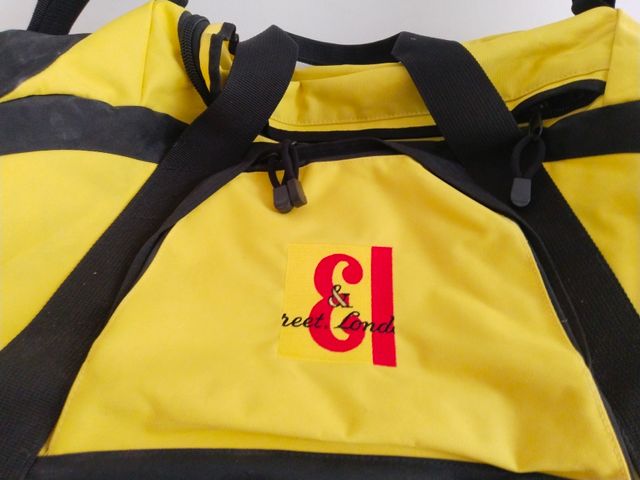 Macuto de viaje amarillo y negro