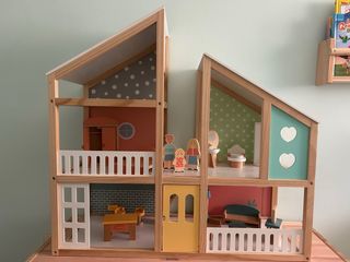 Casita de muñecas de madera