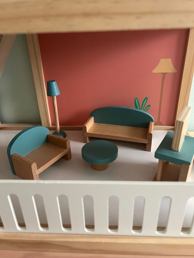 Casita de muñecas de madera