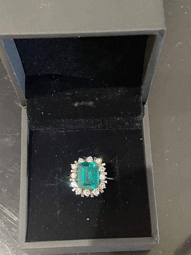 Anillo Oro Blanco 18k piedra verde y diamantes 