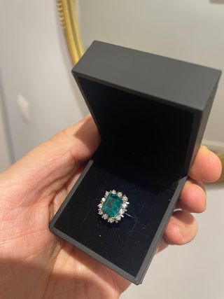Anillo Oro Blanco 18k piedra verde y diamantes 