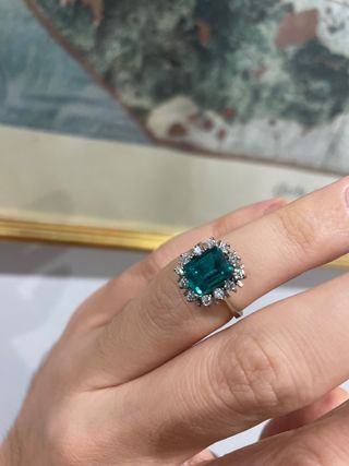 Anillo Oro Blanco 18k piedra verde y diamantes 