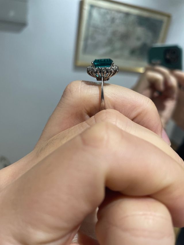 Anillo Oro Blanco 18k piedra verde y diamantes 