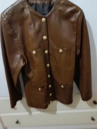 Chaqueta de piel señora botones dorados