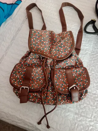 Mochila marrón con lunares de colores