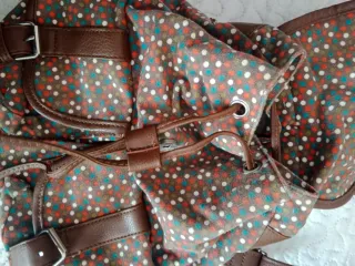 Mochila marrón con lunares de colores