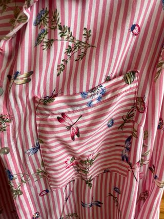 Camisa de rayas rosas y blancas con estampado de i