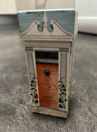 Frasco de colonia Benefit vacío