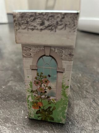 Frasco de colonia Benefit vacío