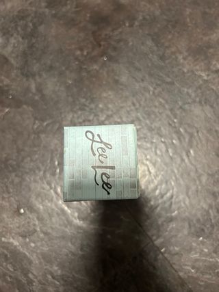 Frasco de colonia Benefit vacío