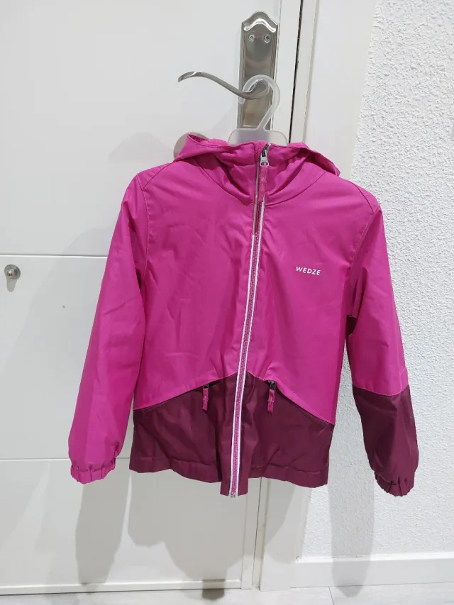 Abrigo niña Decathlon rosa y granate, talla 5.