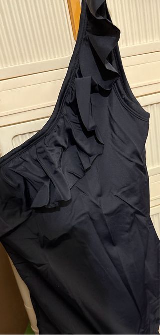 Bañador negro de una pieza con volantes