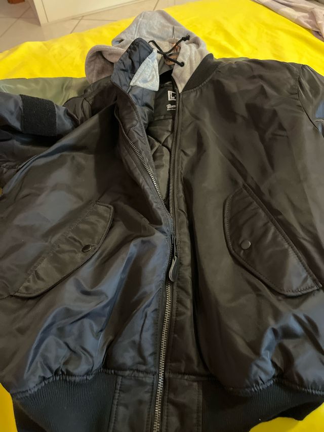 Giubbino bomber nero con cappuccio