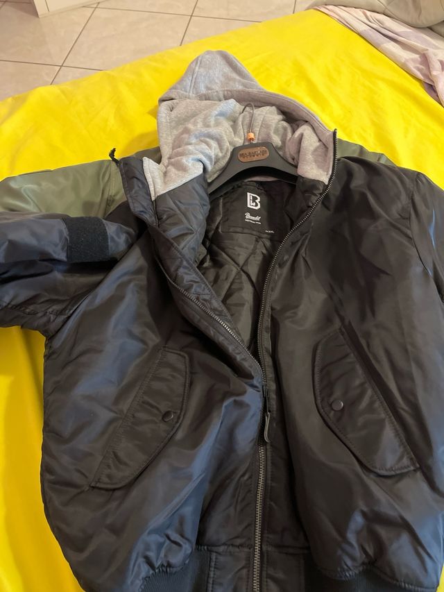 Giubbino bomber nero con cappuccio